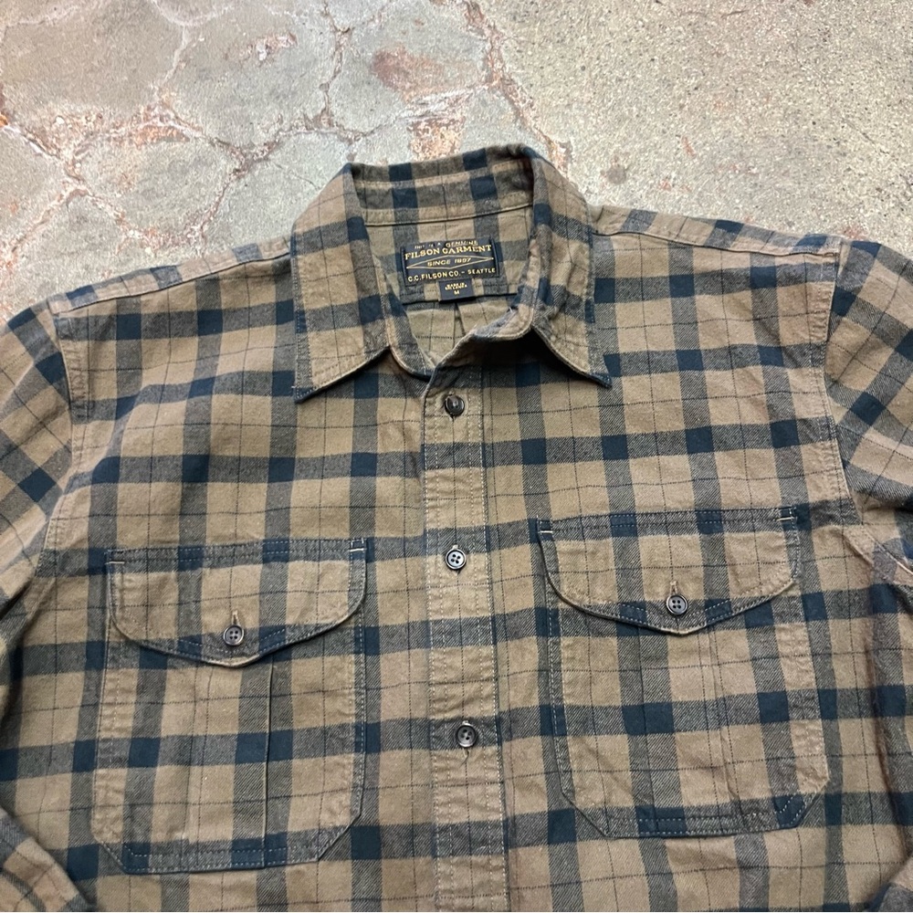 Filson Alaskan Guide Shirt in Otter Green (M) - Picture 2 of 8